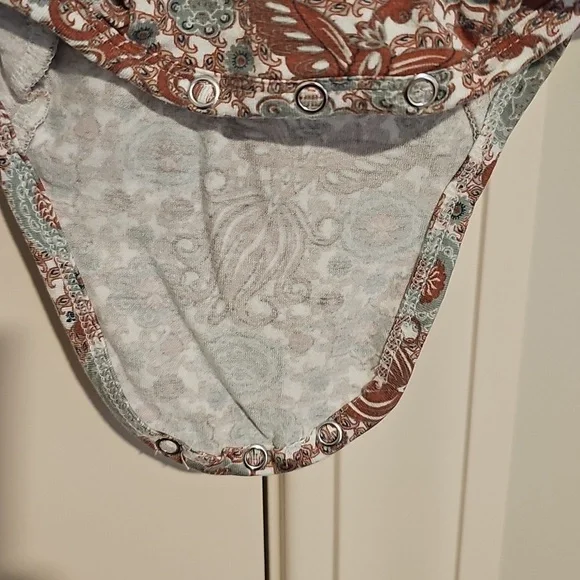 Kate quinn 12-18m ruffle side hips peacock print onesie bamboo * - Picture 3 of 6